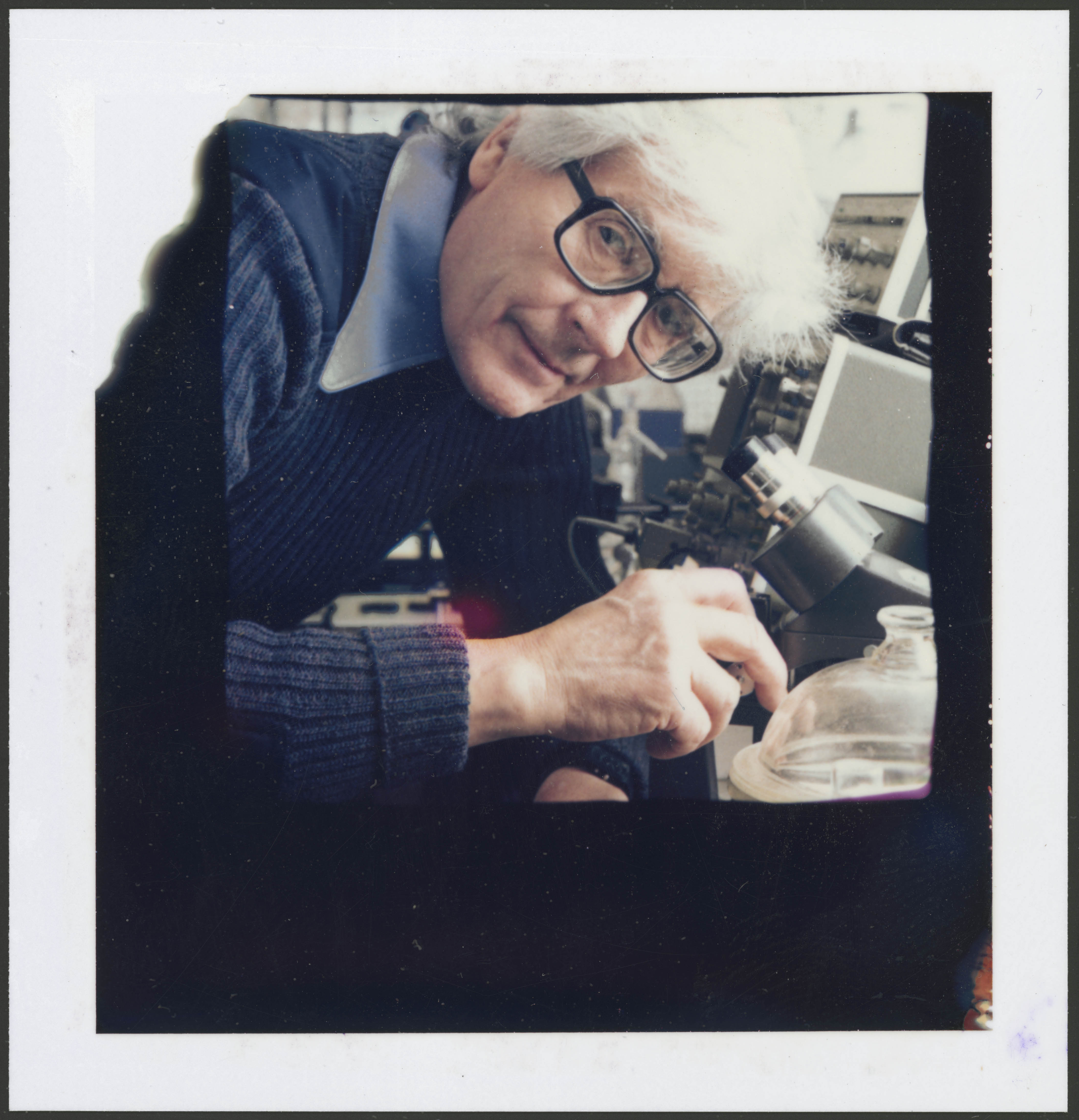 Photo of James Lovelock in his laboratory at Coombe Mill. Image credit: Science Museum