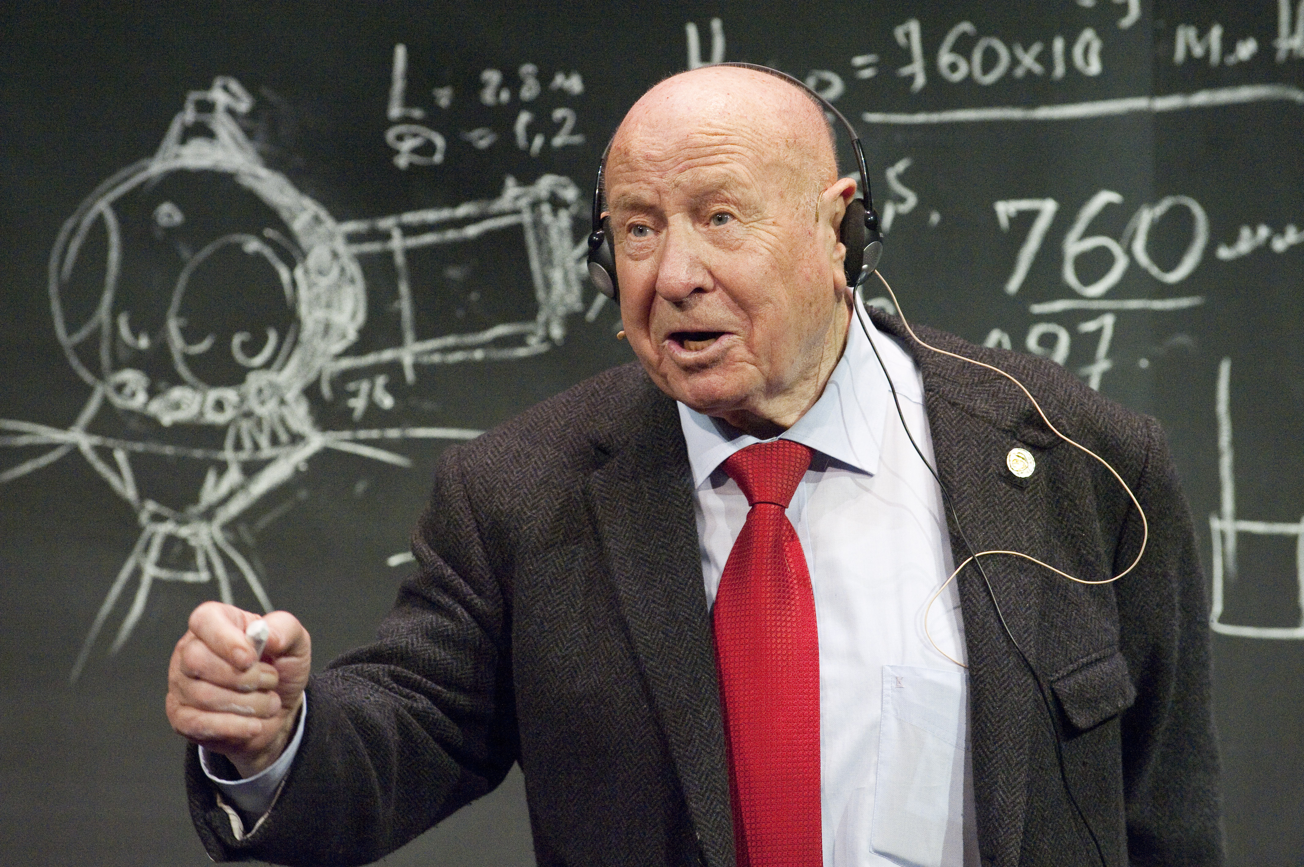 Alexei Leonov speaking about his life during his talk. © Science Museum.