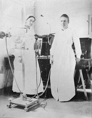 Marie Curie and her daughter Irène at Hoogstade hospital in northern Belgium.