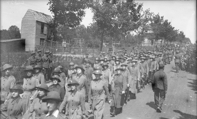 Members of Queen Mary’s Army Auxiliary Corps marching in the funeral procession of comrades who were killed in an enemy air raid near Abbeville on the night of 29 May 1918. © Australian War Memorial