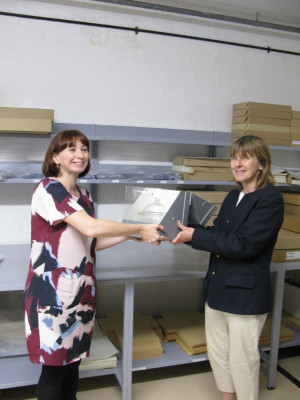 Jenny, daughter of Robert Edwards (right) handing the IVF incubator into the care of Curator Katie Dabin (left). Credit: The Churchill Archives