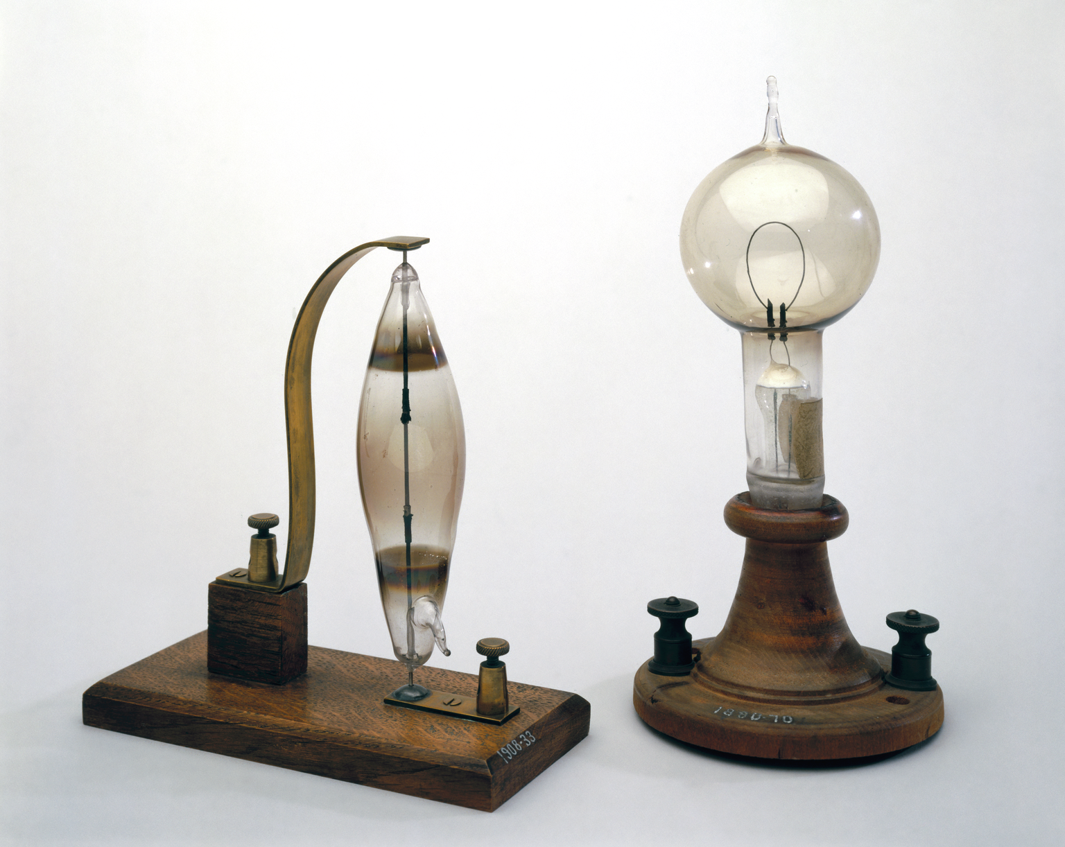 Early carbon and rod filament incandescent electric lamp made by Joseph Swan (left) and original incandescent electric carbon filament lamp by Thomas Edison. 