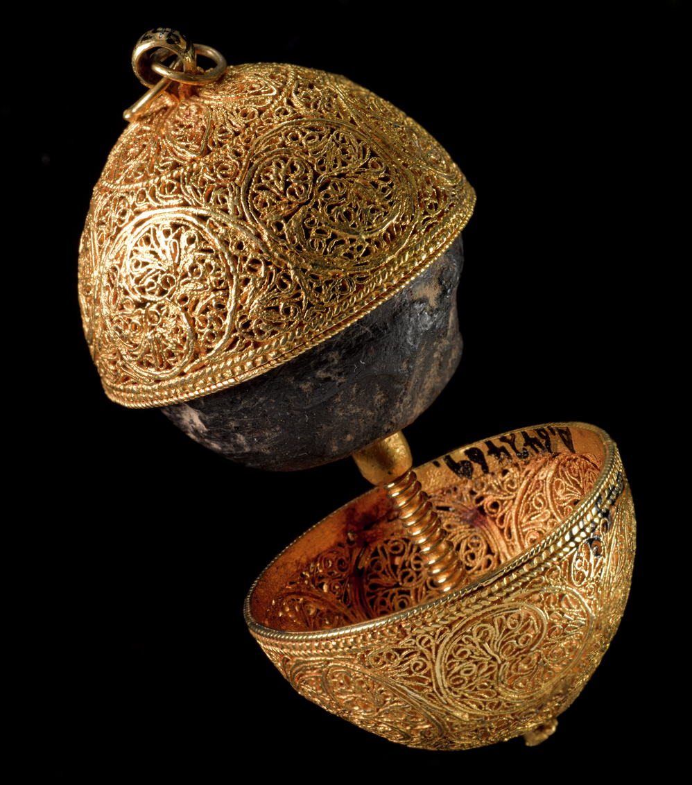Gold filigree case containing a bezoar