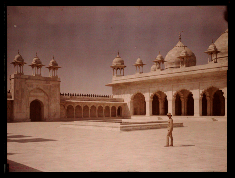 Pearl Mosque and Librarian, Agra Fort, India, 1914, Helen Messinger Murdoch © SSPL