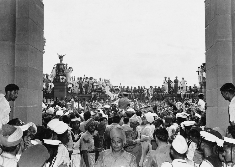 Homai Vyarawalla, Lord Mountbatten among jubilant crowds outside the Parliament House, Delhi, 15 August 1947 © Alkazi Foundation for the Arts