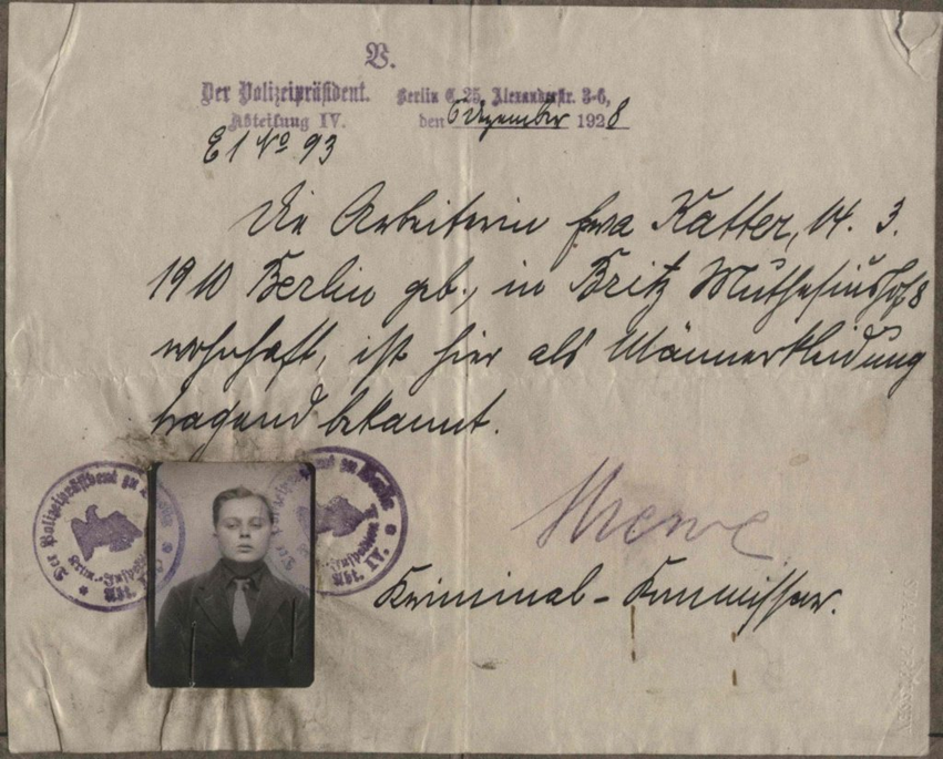 Pass issued by the Berlin Police Department.