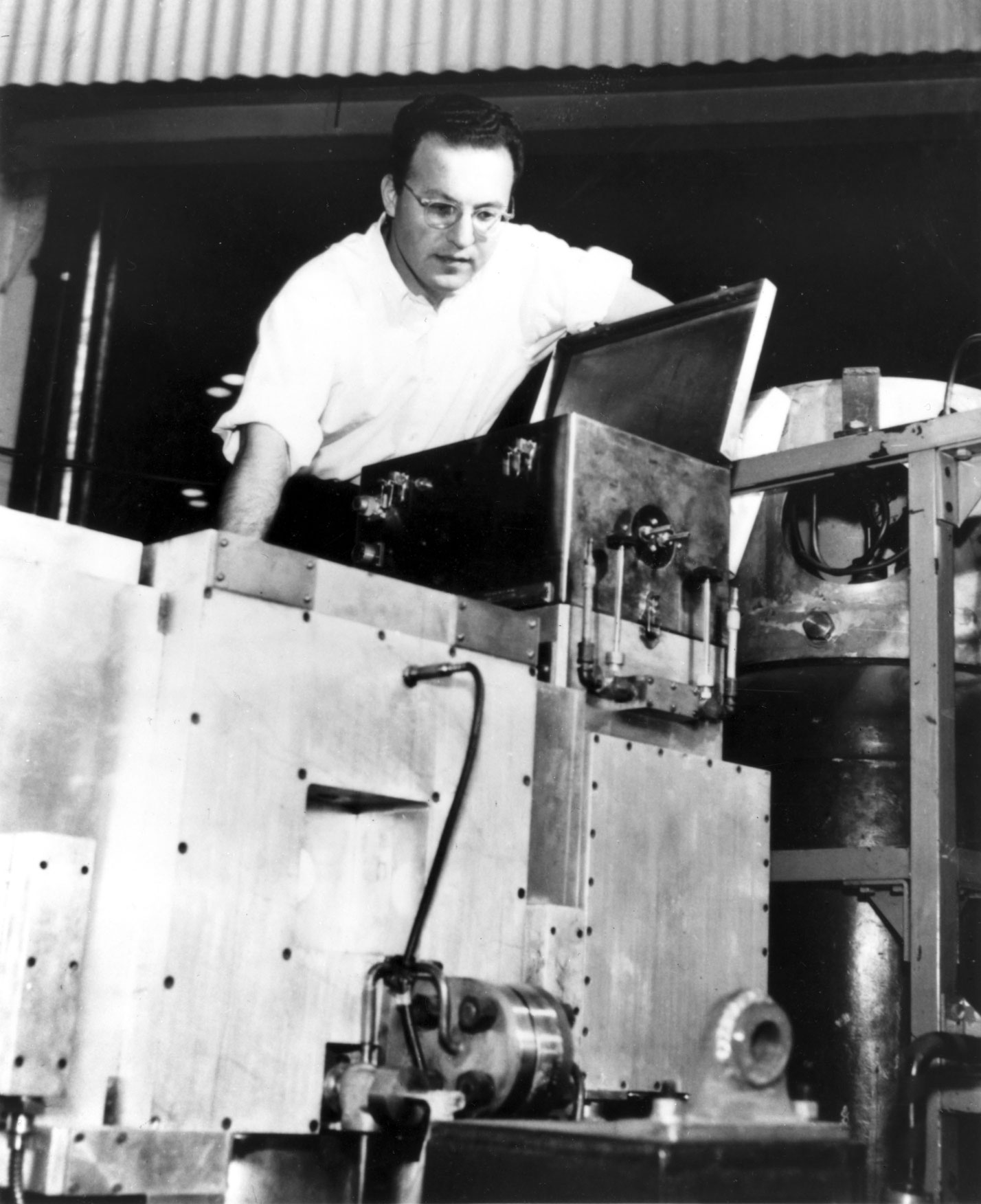 Donald Glaser and his bubble chamber, 1953. Credit: Science Museum / Science and Society Picture Library