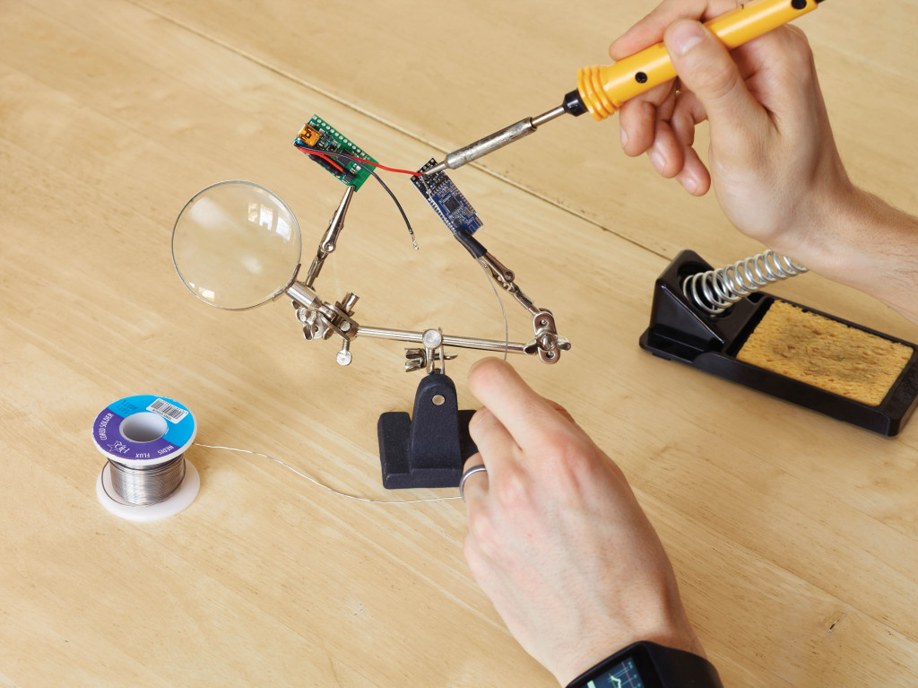 Timothy Omer works on his xDrip © Angela Moore / Science Museum
