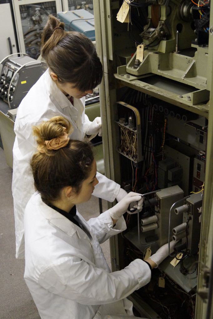 Masterplan Conservator Jennifer Bainbridge & Masterplan Collections Assistant Dominique Russell with Elliott-NRDC 401 Historic Computer Photo: B. Cairncross.