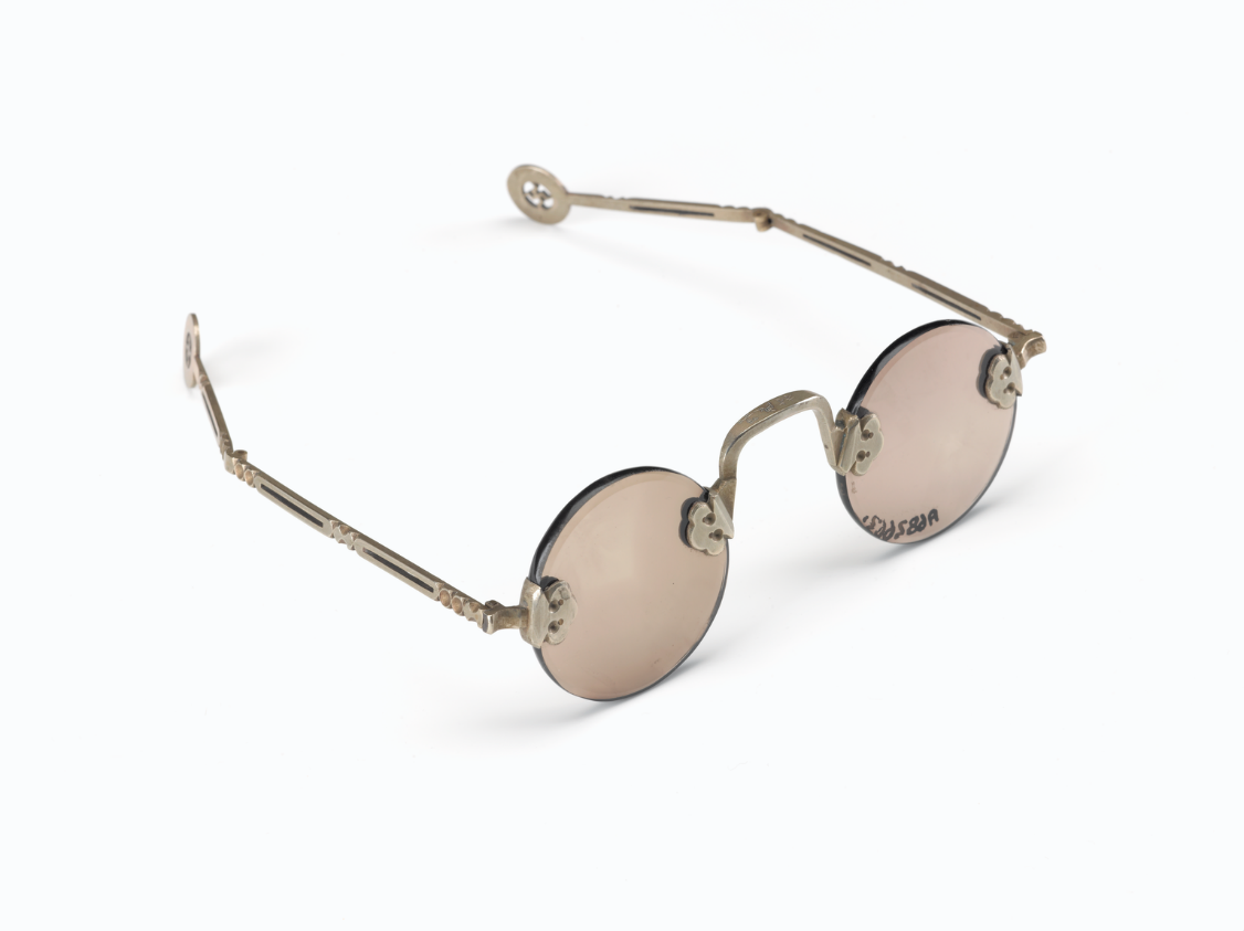 Transverse folding, tinted spectacles, eye preservers, rimless, quartz and brass, Chinese, 1801-1900