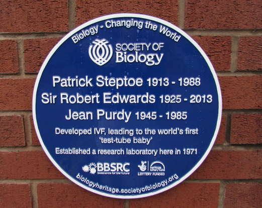 The blue plaque unveiled by the Royal Society of Biology in 2015. Image: RSB