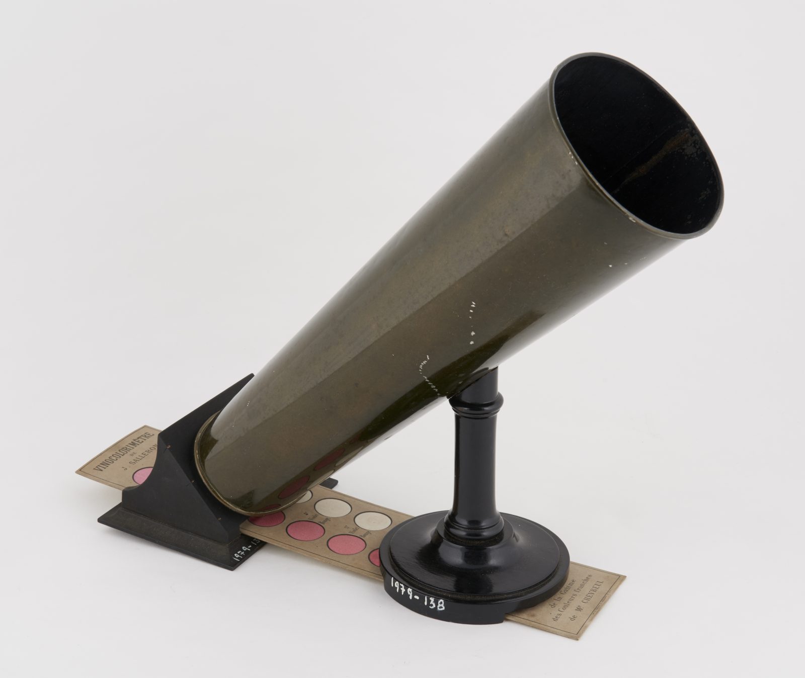 Apparatus to determine the colour quality of red wine, 1979-138