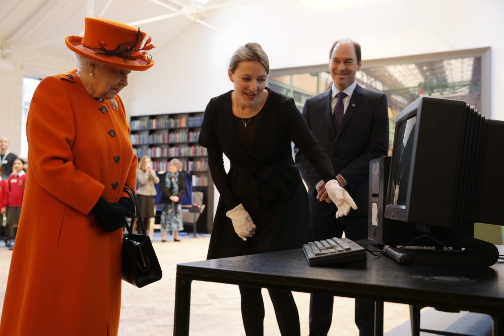 HM The Queen, Dr Tilly Blyth, and Tim Smith with the NeXT computer