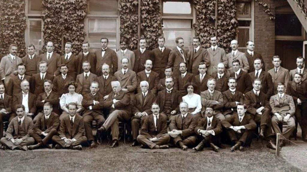 Dossibai Patell amidst a group at the London School of Tropical Medicine
